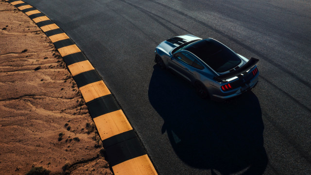 Car road yellow line black free wallpaper for desktop - medium preview image