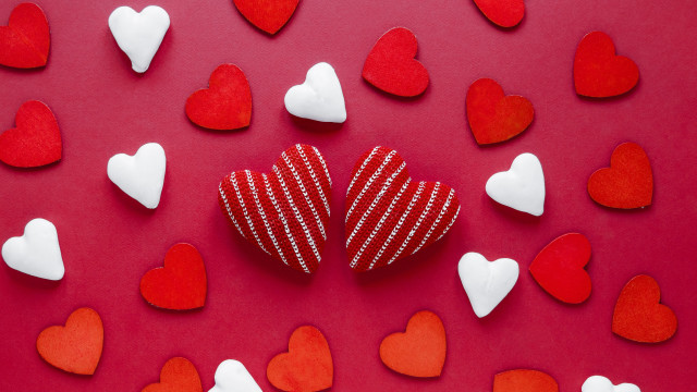 Red heart romantic love valentine free wallpaper for desktop - medium preview image