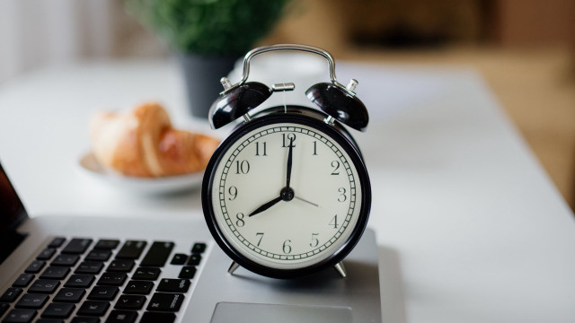 Clock laptop coffee croissant automaticistes free wallpaper for desktop - medium preview image