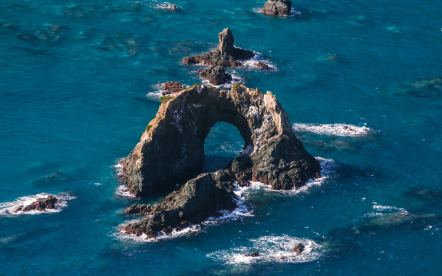 Ocean rock formation bird fractals free wallpaper for desktop - medium preview image