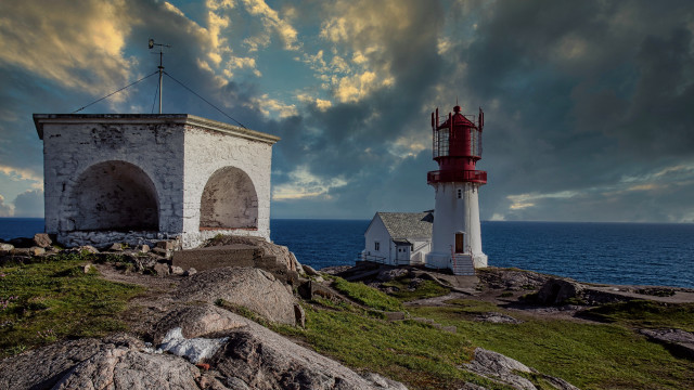 Lighthouse rockycliff ocean cloudy sunset free wallpaper for desktop - medium preview image