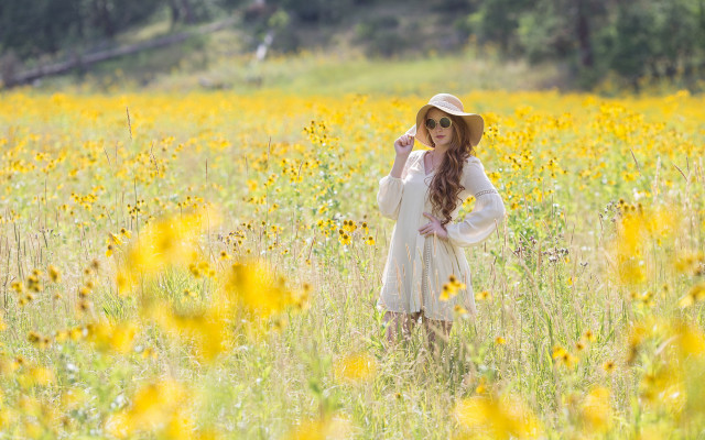Woman field yellowflowers hat dress free wallpaper for desktop - medium preview image