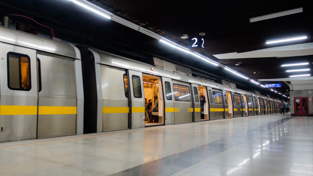 Subway train station doors open free wallpaper for desktop - medium preview image