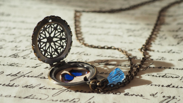 Necklace locke butterfly paper chain free wallpaper for desktop - medium preview image