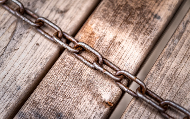 Rusted chain wooden surface blurry free wallpaper for desktop - medium preview image