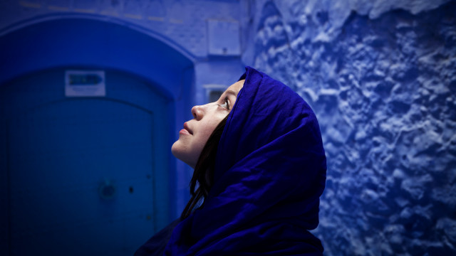 Woman blue robe blue door free wallpaper for desktop - medium preview image