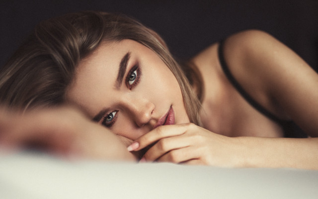 Eszter mattioni portrait blurry eyes free wallpaper for desktop - medium preview image