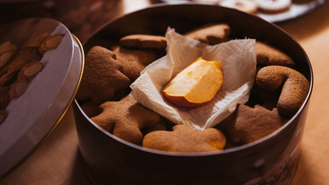 Cookie tin apple box closeup free wallpaper for desktop - medium preview image