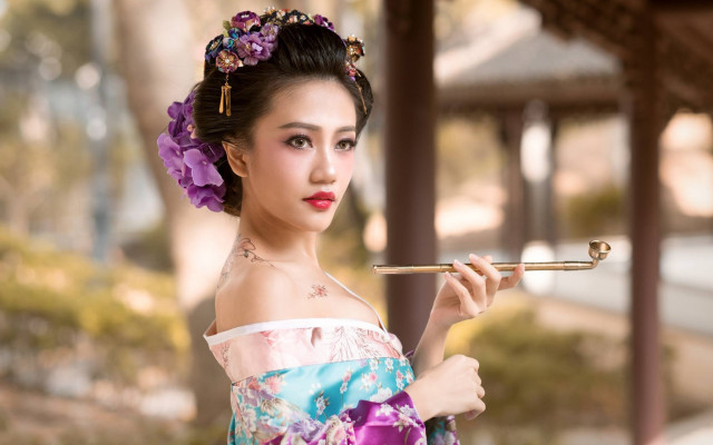 Traditional chinese dress smile bokeh free wallpaper for desktop - medium preview image