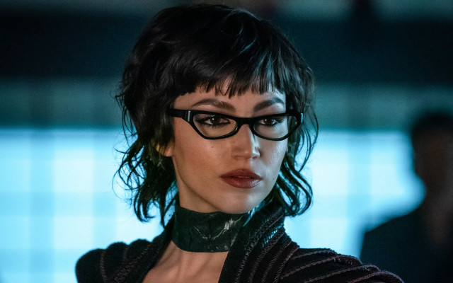 Woman glasses choker portrait blurry free wallpaper for desktop - medium preview image