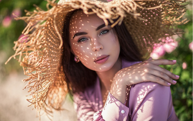 Woman strawhat pinkshirt impressionist photography free wallpaper for desktop - medium preview image