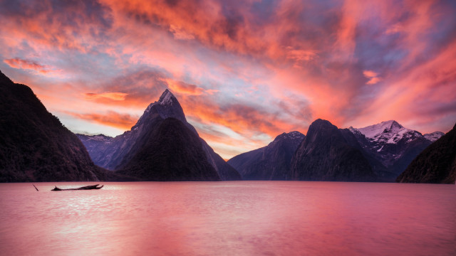 Lake mountains sunset boat pink free wallpaper for desktop - medium preview image
