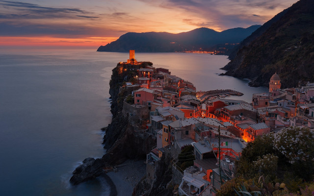 Cliff village ocean sunset mountain free wallpaper for desktop - medium preview image