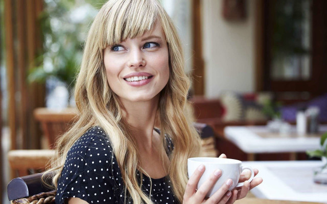 Woman smiling coffee table blur free wallpaper for desktop - medium preview image