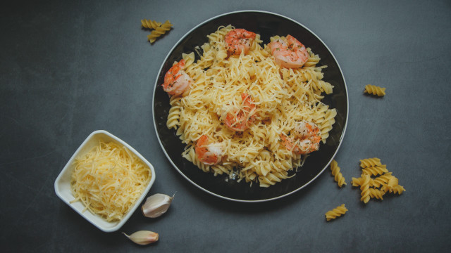 Pasta shrimp garlic food photography free wallpaper for desktop - medium preview image