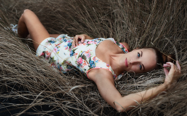 Woman field drygrass fashion portrait free wallpaper for desktop - medium preview image