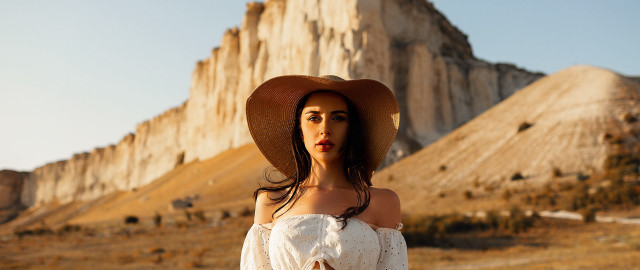 Woman hat mountain beach sand free wallpaper for desktop - medium preview image