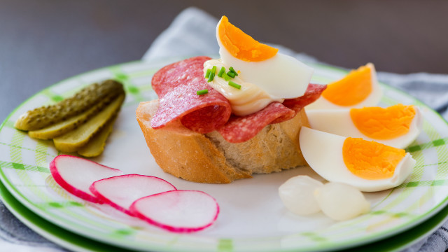 Plate sandwich pickles blurry depthoffield free wallpaper for desktop - medium preview image