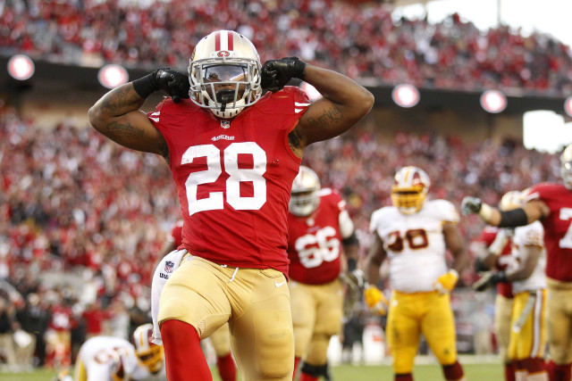 Football player walking off field free wallpaper for desktop - medium preview image