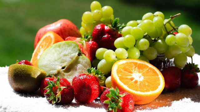 Berry cake fruit leaf towel free wallpaper for desktop - medium preview image