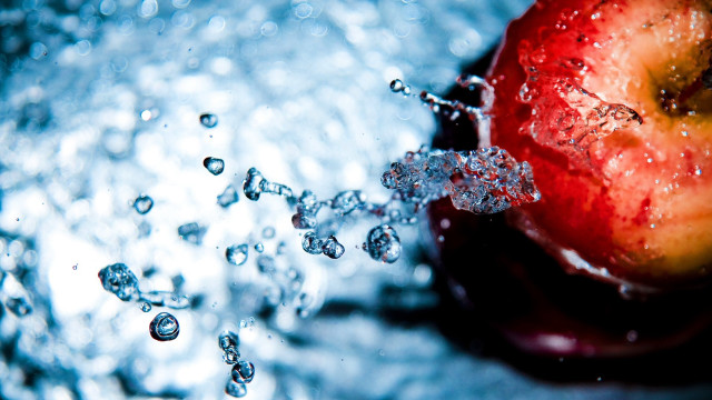 Red apple ice water bubbles free wallpaper for desktop - medium preview image