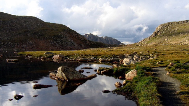 Small stream lush green valley free wallpaper for desktop - medium preview image