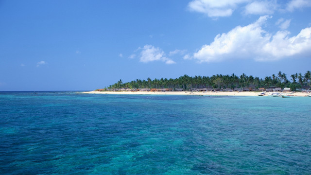 Beach island boats sky mountains free wallpaper for desktop - medium preview image