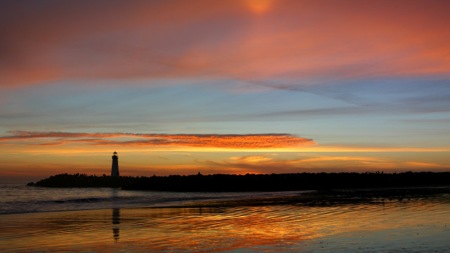 Lighthouse sunset ocean mountain beach free wallpaper for desktop - medium preview image