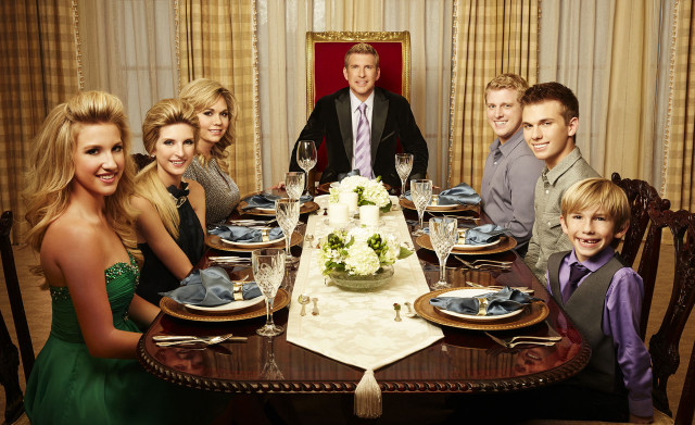 Family dinner table man suit free wallpaper for desktop - medium preview image