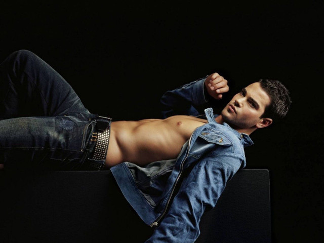 Man laying black surface shirt free wallpaper for desktop - medium preview image