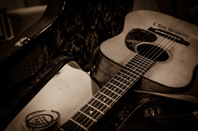 Guitar case table tree trunk free wallpaper for desktop - medium preview image