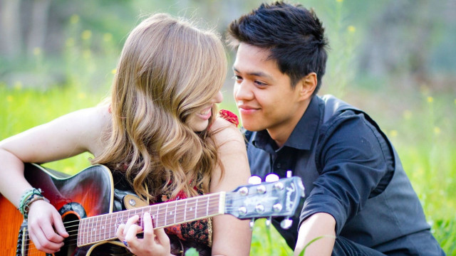 Man woman grass playing guitar free wallpaper for desktop - medium preview image