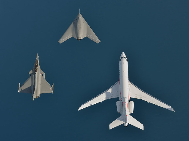 Jet fighter jet flying in free wallpaper for desktop - medium preview image