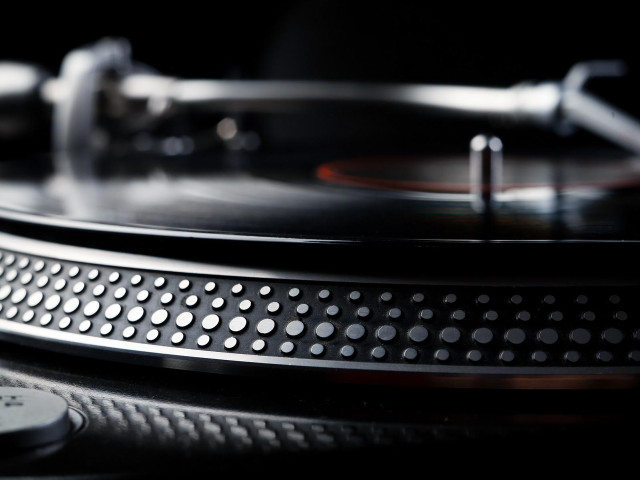 Turntable metal plate black dots free wallpaper for desktop - medium preview image