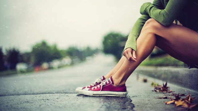 Woman sitting curb foot ground free wallpaper for desktop - medium preview image