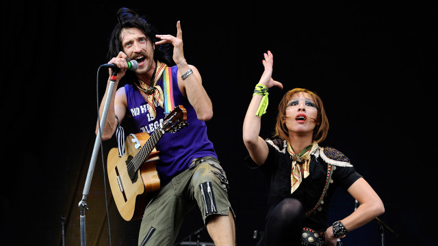 Man woman singing microphones stage free wallpaper for desktop - medium preview image