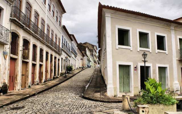 Cobblestone street buildings lamp post free wallpaper for desktop - medium preview image