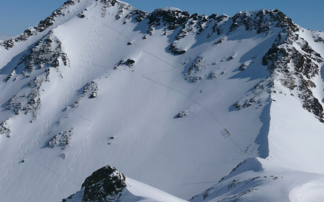 Snowy mountain ski lift skier free wallpaper for desktop - medium preview image