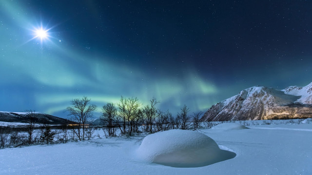 Snow covered field green aurora free wallpaper for desktop - medium preview image