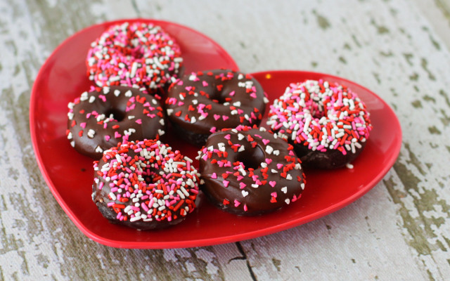 Red heart plate donuts sprinkles free wallpaper for desktop - medium preview image
