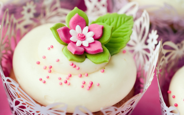 Cupcake flower box frosting blurry free wallpaper for desktop - medium preview image