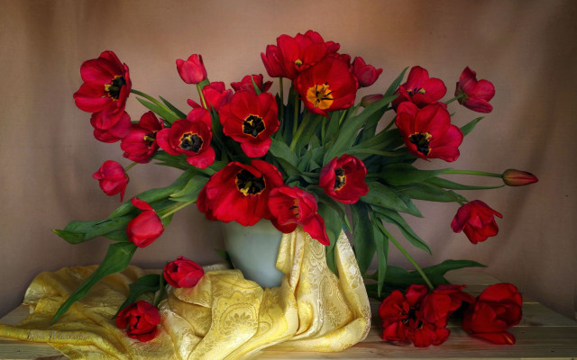 Vase red flowers yellow cloth free wallpaper for desktop - medium preview image