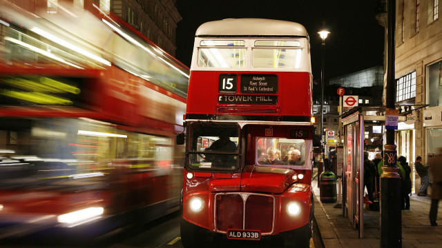 Double decker bus night cityscape free wallpaper for desktop - medium preview image