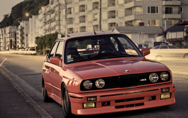 Red car tall building cityscape free wallpaper for desktop - medium preview image