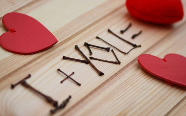 Wooden table hearts fix red free wallpaper for desktop - medium preview image
