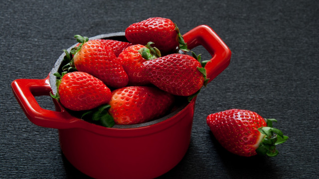 Red pot strawberries red mug free wallpaper for desktop - medium preview image