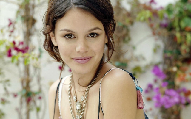 Woman necklace flower background bokeh free wallpaper for desktop - medium preview image