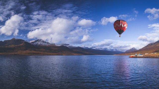 Hot air balloon lake mountains free wallpaper for desktop - medium preview image