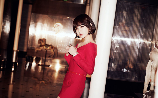 Woman red dress statue horse free wallpaper for desktop - medium preview image