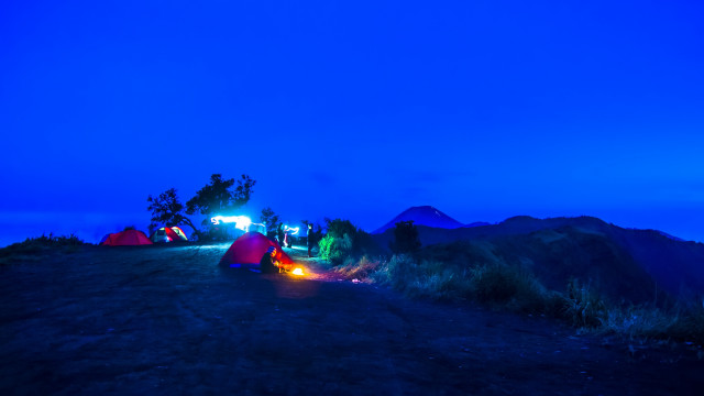 Campfire night tent aurora mountains free wallpaper for desktop - medium preview image